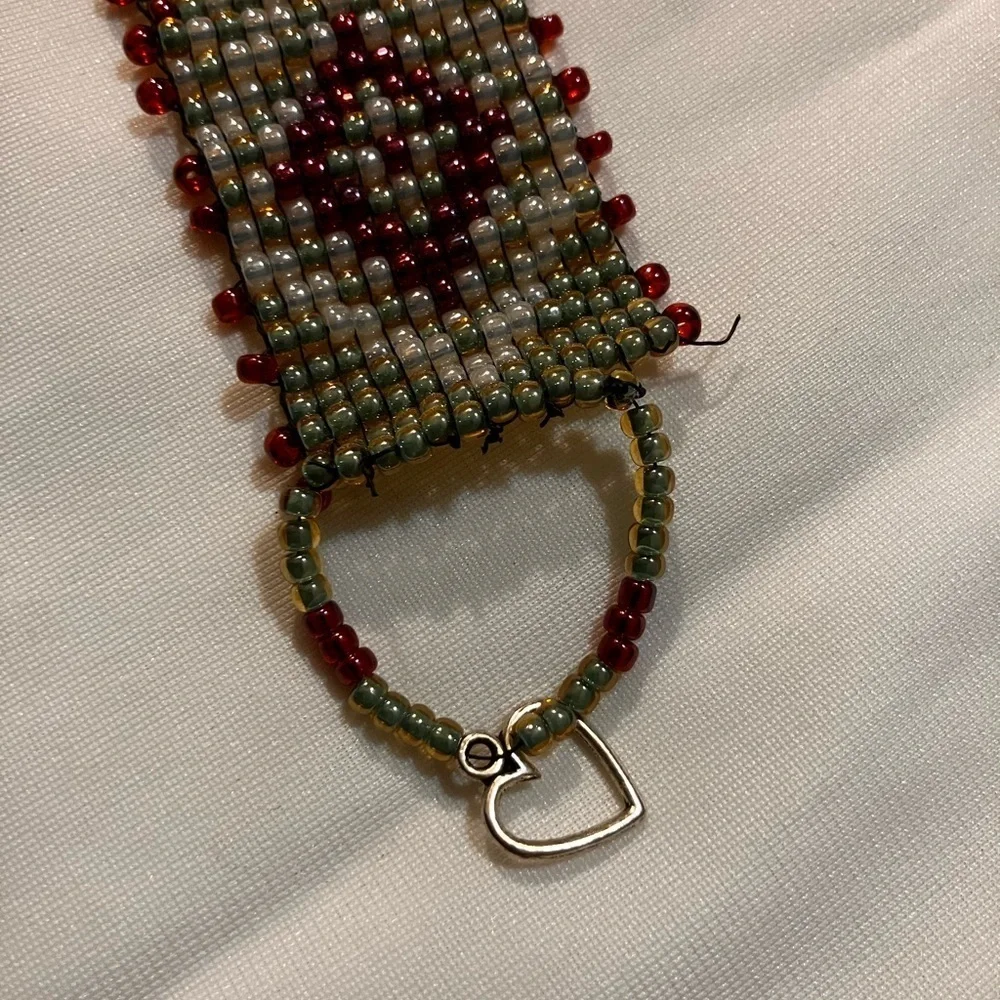 Beaded loomed bracelet with heart clasp 6.5”